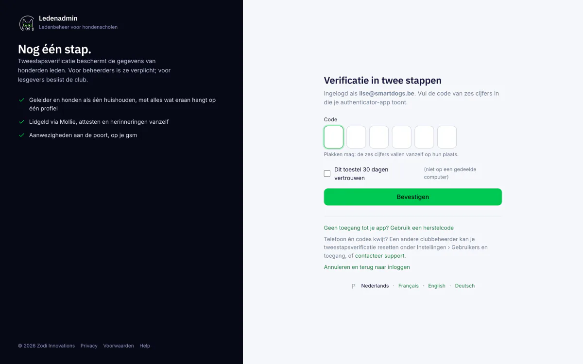 Inlogscherm van Ledenadmin dat na het wachtwoord een code van zes cijfers uit de authenticator-app vraagt
